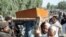 Авганистански роднини го носат ковчегот на жртвата, убиена во пакистански воздушен напад во текот на ноќта