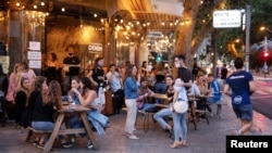 Vendégek egy étteremben az izraeli Tel-Avivban 2020. június 4-én