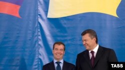 Президенты России и Украины: Дмитрий Медведев (слева) и Виктор Янукович