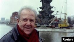 Церетели стоит у 60-метровой статуи Петра Великого на берегу Москвы-реки