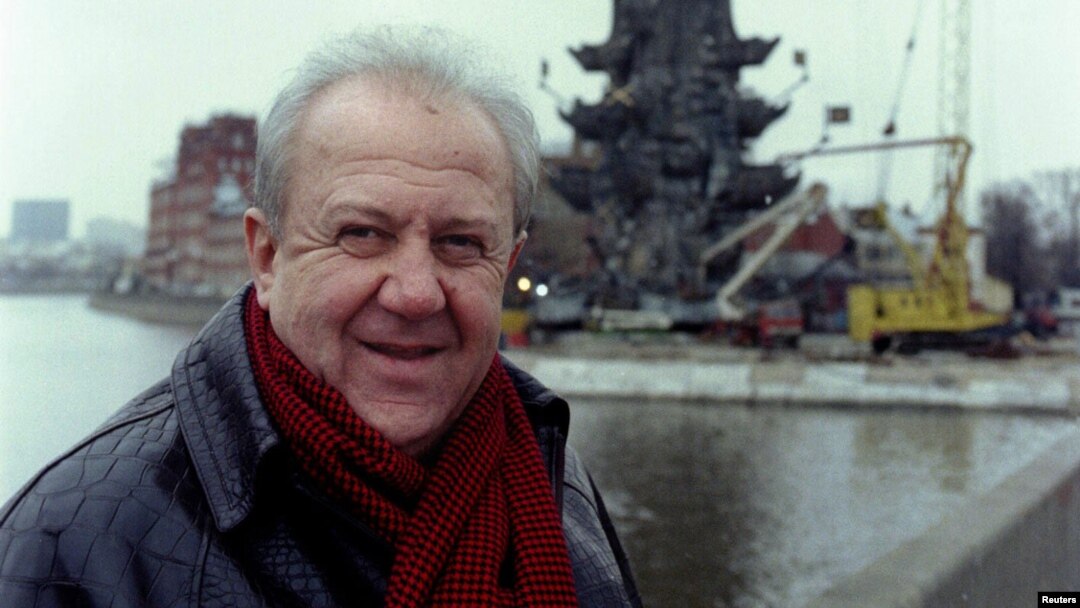 Зураб Церетели на фоне строящегося памятника Петру I в Москве, 1997 год