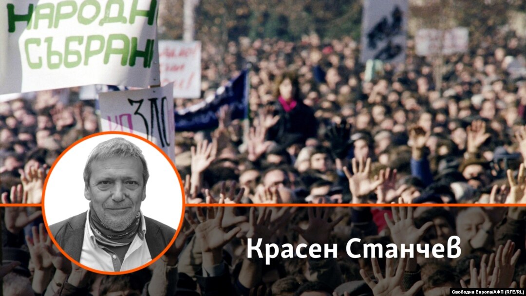 Авторът Красен Станчев на фона на снимка от демонстрацията на площад "Александър Невски" в София на 18 ноември 1989 г. с искане за смяна на комунистическия режим и свободни избори. Колаж.