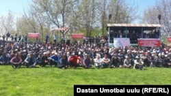 Участники акции против передачи Узбекистану части территории Кемпирабадского водохранилища на встрече с Камчыбеком Ташиевым. 25 апреля 2021 года. 