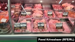 Прилавок с мясной продукцией и «кусающимися» ценами в сетевом магазине «Корзина» в Симферополе, октябрь 2026 года