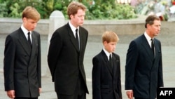 IMAGINE DE ARHIVĂ - De la stânga la dreapta: Prințul William al Marii Britanii, contele Spencer, prințul Harry și prințul Charles (la acea vreme) merg pe lângă Abația Westminster în timpul slujbei funerare a Dianei, prințesa de Wales, pe 6 septembrie 1997.