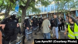 Protest ispred suda u Novom Sadu sa kojeg je Lea Apro izveštavala, 20. avgust 2025.