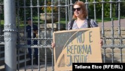 Activista Vlada Ciobanu, reprezentând mișcarea Occupy Guguță, la un protest improvizat pe 27 august 2019