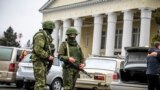 Вооруженные российские военные без опознавательных знаков в аэропорту Симферополя, 28 февраля 2014 года