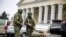 Вооруженные российские военные без опознавательных знаков в аэропорту Симферополя, 28 февраля 2014 года