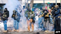 АҚШ федералдық шекара қызметі агенттері наразыларға қарсы арнаулы құралдар қолданып жатыр. Миннеаполис, Миннесота штаты. 24 қаңтар, 2026 жыл.