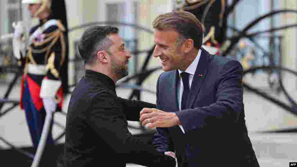 „Azon a napon, amikor a konfliktus véget ér, elkezdjük érvényesíteni a biztonsági garanciákat" – mondta Macron a párizsi Elysée-palotában tartott sajtótájékoztatón Zelenszkij mellett állva. Európai tisztviselők szerint a béke egyelőre távoli kilátásnak tűnik, de készen akarnak állni, amikor a háború véget ér