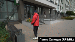 Ветеран виходить зі свого під'зду, намацує тростиною смітник – від нього починає свій маршрут