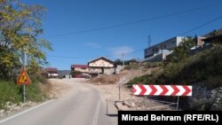 U Mostaru, u kojem će se prvi put nakon dvanaest godina, u decembru, održati lokalni izbori, asfaltiraju se putevi, krpe rupe i popravljaju pješačke zone (fotografija iz Podveležja, Mostar)