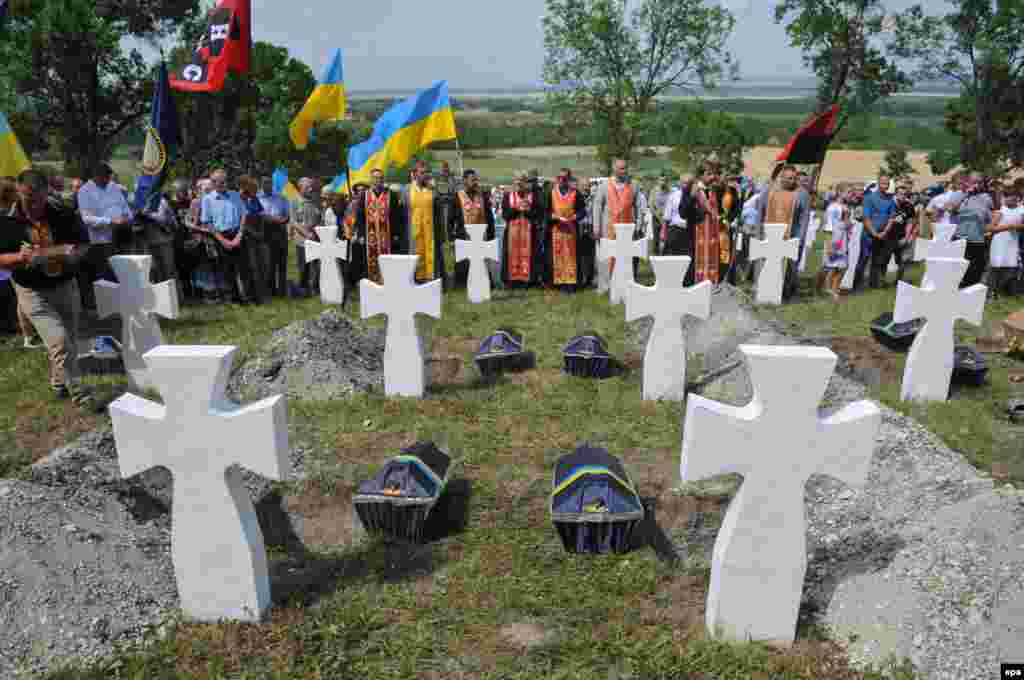 Священики проводять службу під час церемонії перепоховання 23-х солдатів 14-ї гренадерської дивізії Ваффен СС &laquo;Галичина&raquo;, які загинули під час Другої світової війни в битві під Бродами (липень 1944 року). Село Червоне недалеко від Львова, 23 липня 2017 року