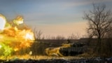 Një tanke ukrainase duke i gjuajtur pozicionet ruse gjatë një beteje të ashpër në rajonin e Donjeckut, 29 shkurt 2024.