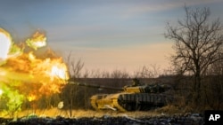 Një tanke ukrainase duke i gjuajtur pozicionet ruse gjatë një beteje të ashpër në rajonin e Donjeckut, 29 shkurt 2024.