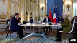 Қытай басшысы Си Цзиньпин (сол жақта), Франция президенті Эммануэль Макрон (ортада) және Еуропа комиссиясының төрайымы Урсула фон дер Ляйен (оң жақта) Парижде. 6 мамыр 2024 жыл. 