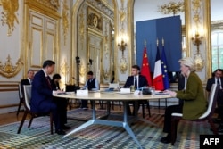 Слева направо: главы Китая, Франции и Еврокомиссии во время переговоров в Елисейском дворце. Париж, 6 мая 2024 года