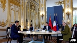 La Paris, președintele chinez, Xi Jinping poartă discuții cu omologul său francez, Emmanuel Macron și președinta Comisiei Europene, Ursula von der Leyen.
