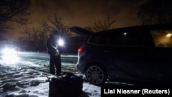 В районі Берліна Штегліц-Целендорф четвертий день триває блекаут. На фото: чоловік пакує речі, щоб переїхати до друзів на час відключення світла, Берлін, 4 січня 2026 року