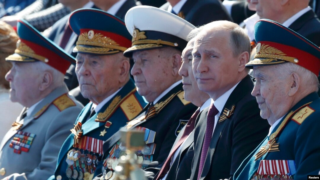 Predsednici Rusije Vladimir Putin i Kazahstana Nursultan Nazarbaev uz veterane na paradi povodom Dana pobede nad fašizmom u Moskvi