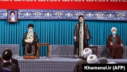 ابراهیم رئیسی در میان علی خامنه‌ای و غلامحسین محسنی اژه‌ای در مراسم تنفیذ حکم ریاست‌جمهوری