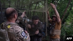 Soldați ucraineni într-un loc neprecizat din regiunea Donețk (fotografie distrbuită la 4 august)