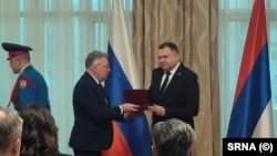 Kalabuhov (lijevo) uručuje Budimiru medalju "Puškin", Banjaluka, 26. decembra 2025.