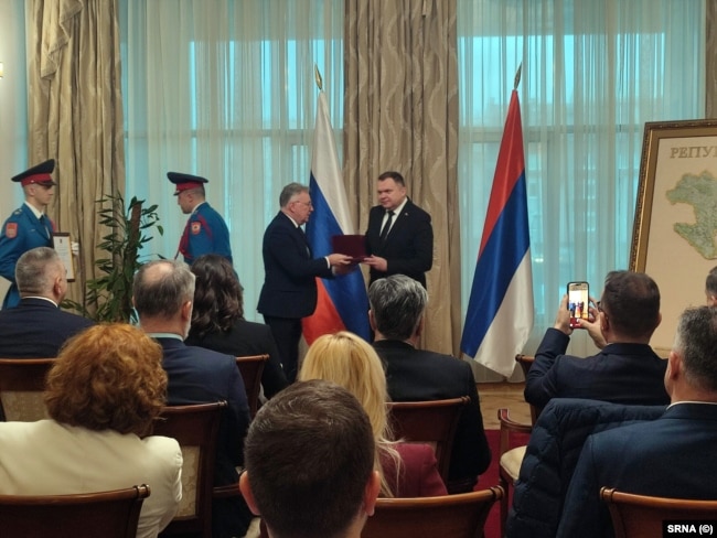 Ambasadori rus në Bosnje dhe Hercegovinë, Igor Kalabuhov, i ndau medaljen "Pushkin" ministrit të Punëve të Brendshme të Republikës Sërpska, Zhelko Budimir.