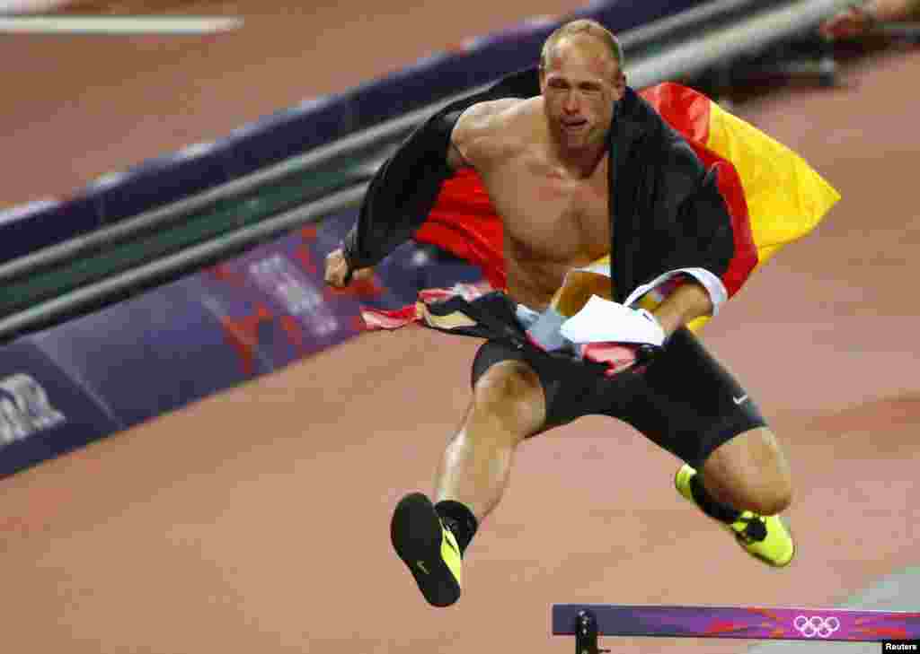 Njemac Robert Harting slavi pobjedu u natjecanju bacanja diska za muškarce, London, 7. august 2012. Foto: REUTERS / David Gray