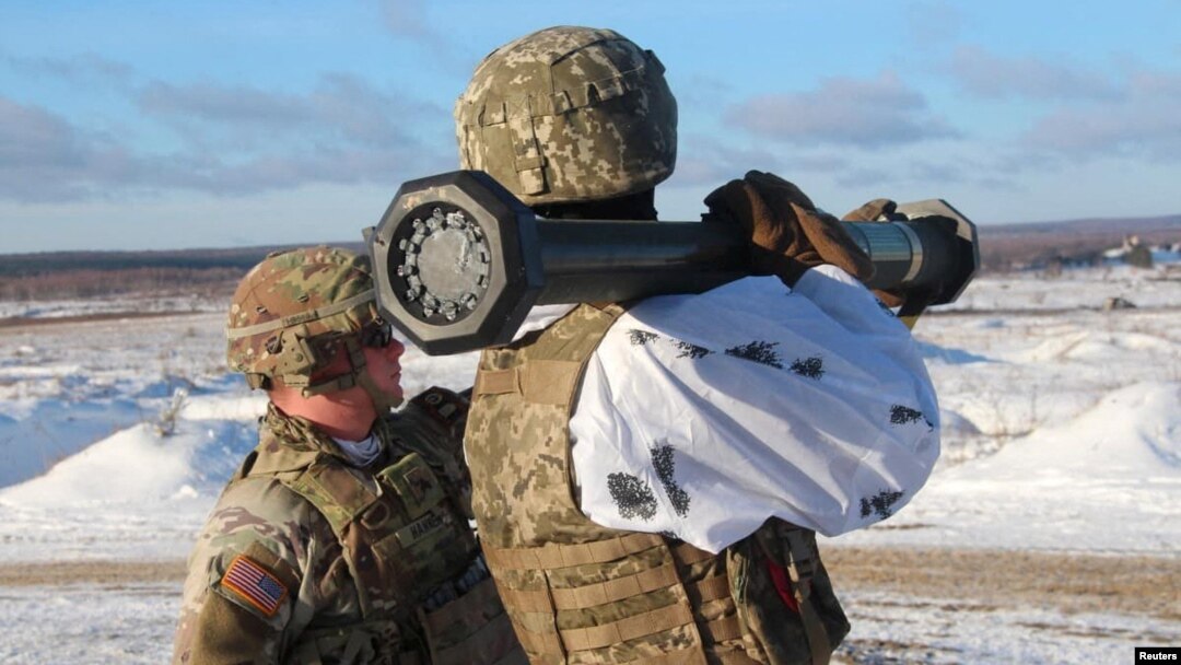SUA au trimis armament în Ucraina, dar și personal militar care îi învață pe ucraineni cum să îl folosească. Fotografie de la antrenamentele de duminică, 30 ianuarie, din regiunea Lvov.