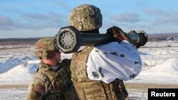 SUA au trimis armament în Ucraina, dar și personal militar care îi învață pe ucraineni cum să îl folosească. Fotografie de la antrenamentele de duminică, 30 ianuarie, din regiunea Lvov.