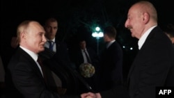 Vladimir Putin e primit de omologul lui din Azerbaidjan, Ilham Aliyev, în timpul sosirii președintelui Rusiei la Baku, pe 18 august 2024. 