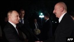 Vladimir Putin sosește la Baku pe 18 august 2024.