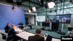 Ukrajinski predsjednik Volodimir Zelenski obraća se liderima G7 tokom sastanka u Berlinu, 11. oktobar 2022. 