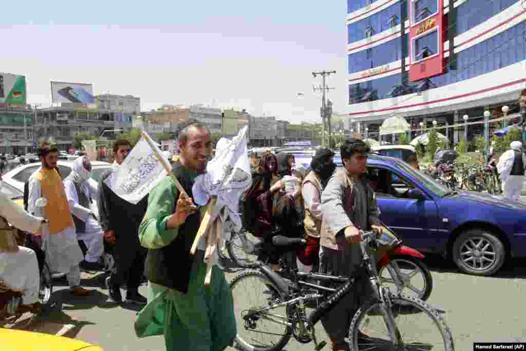 14 august: Un bărbat vinde steaguri talibane în Herat.