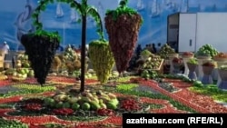 BMG-nyň ösýän ýurtlaryň halkara konferensiýasyna gatnaşanlara üstünlikleri görkezmek üçin gurnalan sergi. Awaza, 2025-nji ýylyň 4-8-nji awgusty.