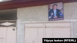 Абдылда Капаров Мелис Мызракматовдун «Сен качкынсың!» деген жазуусу бар сүрөтүн өз үйүнүн дарбазасына илди. 