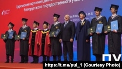 Цырымонія ўручэньня дыплёмаў выпускнікам першай сумеснай кітайска-беларускай адукацыйнай праграмы ў спэцыяльнасьці «Біятэхналёгія». Мікалай і Аляксандар Лукашэнкі ў цэнтры. Пэкін, 30 чэрвеня 2026 году
