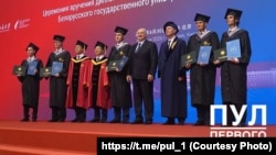 Випускна церемонія для випускників першої спільної китайсько-білоруської освітньої програми за спеціальністю «Біотехнологія». Микола та Олександр Лукашенки в центрі, Пекін, 30 червня 2026 року
