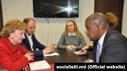 Zinaida Grececanîi la o întîlnire cu ambasadorul american Dereck J. Hogan (R), la Chișinău după alegeri, 26 martie 2019