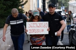 თამარ კურატაშვილს აკავებენ პარლამენტის შენობასთან - ოფიციალურად მას პოლიციის კანონიერი მოთხოვნის დაუმორჩილებლობისა და გზის გადაკეტვისთვის ედავებოდა სასამართლოში შსს. 28 მარტი, 2025 წელი