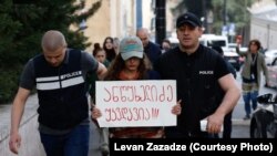 თამარ კურატიშვილი პარლამენტთან დაკავების დროს