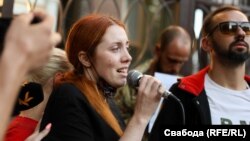 Божеа Жолудь на акції під посольством Білорусі в Києві після виявлення тіла Віталія Шишова, 3 серпня 2021 року