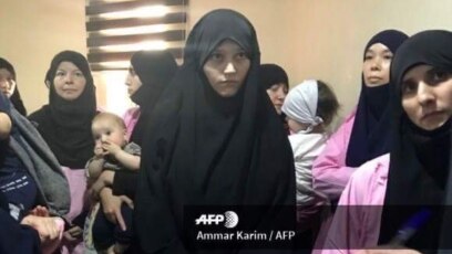 Сексуалды трахаетник Никки Бенц атын, жыныс мүшесін және трахаларын мастурбациялайды! Жалаңаш вампирлер