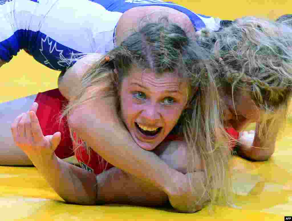 Campionatul FILA World Wrestling din Budapesta. Canadiana Jessica Macdonald Bondy (dreapta) în competiţie pentru medalia de bronz cu ucraineana Iulia Blahinia, la categoria free style, de până la 51 kg