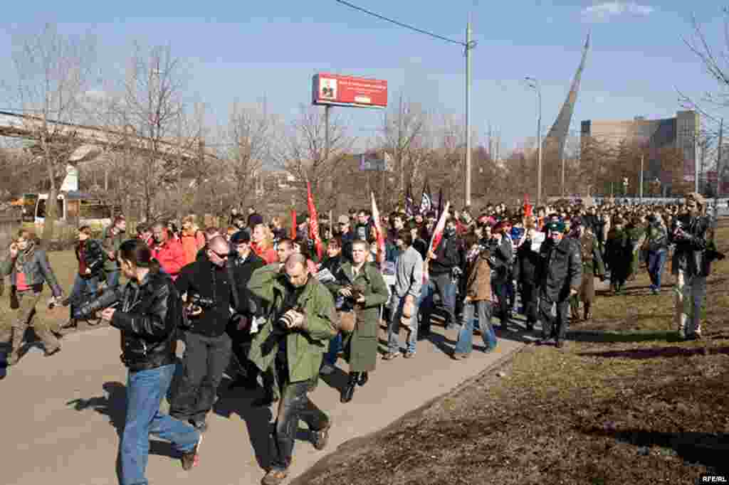 На каждого участника марша приходилось по одному журналисту.