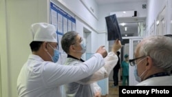 Министр Дамир Осмонов төрт жаштагы кыздын абалы менен таанышты. 5-апрель, 2026.