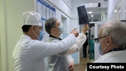 Министр Дамир Осмонов төрт жашар кыздын абалы менен таанышты. 5-апрель, 2026-жыл.