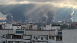 Дым от пожара на Московском НПЗ в Капотне, 18 июня 2026 года
